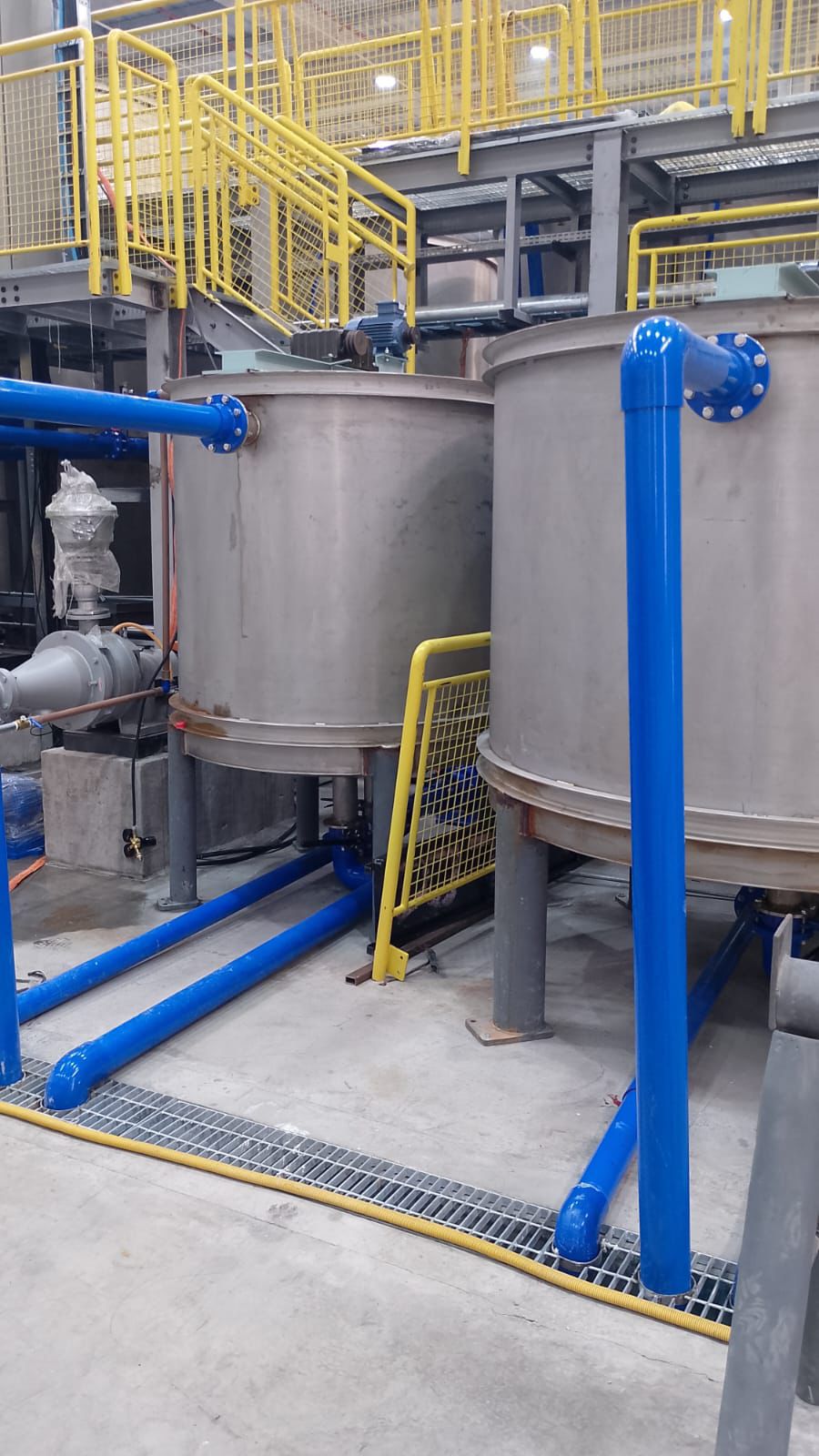 Tanques industriais com tubulações azuis