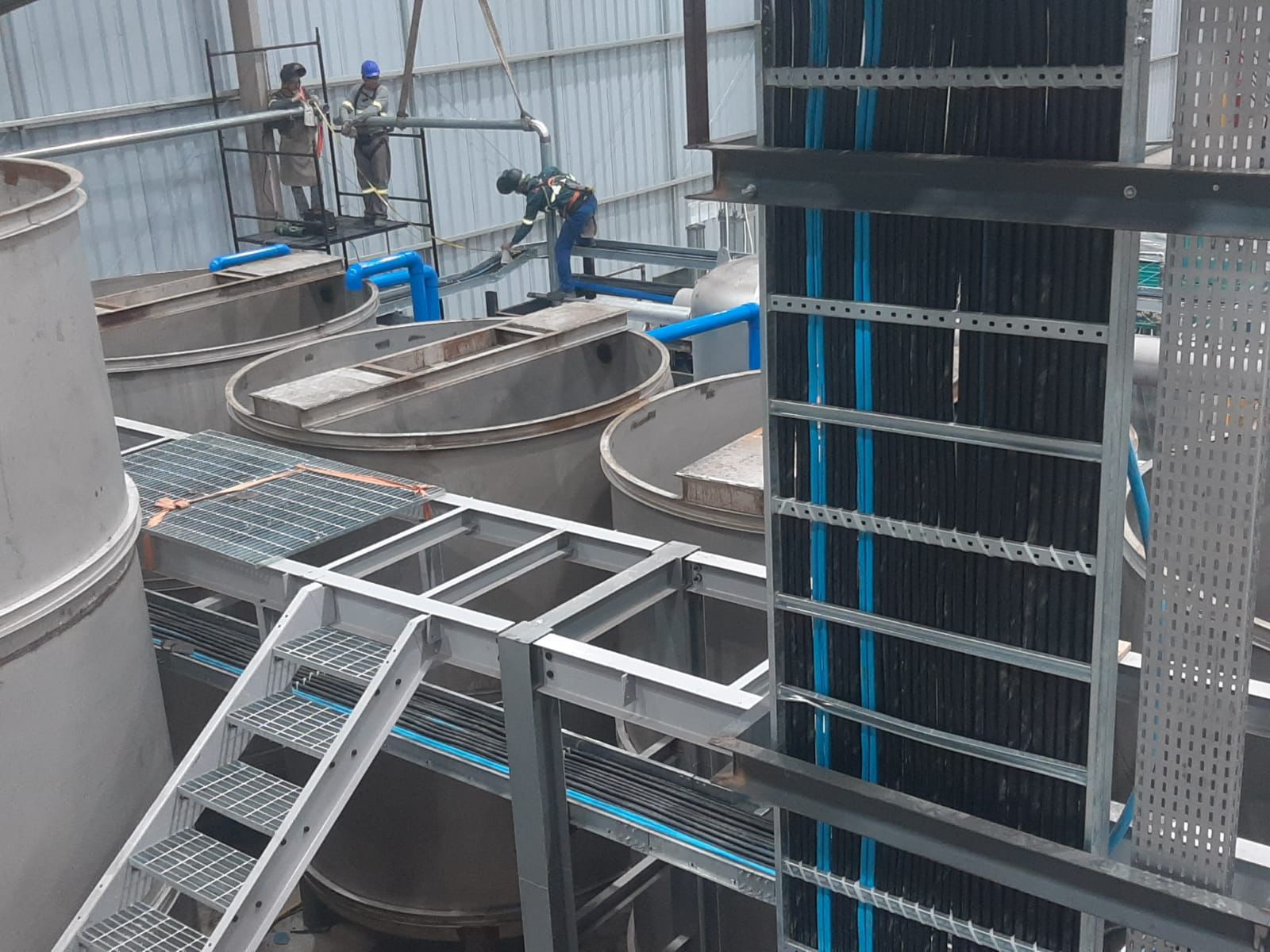 Trabalhadores fazendo jateamento industrial